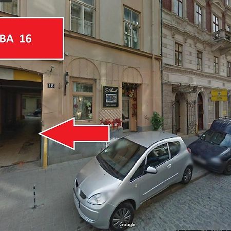 Apartment On Valova 16-2- 2 Minutes To Market Square Lviv Exterior photo