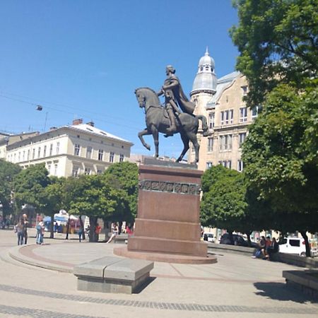 Apartment On Valova 16-2- 2 Minutes To Market Square Lviv Exterior photo