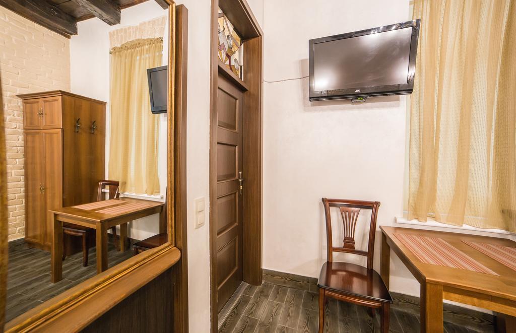 Apartment On Valova 16-2- 2 Minutes To Market Square Lviv Exterior photo
