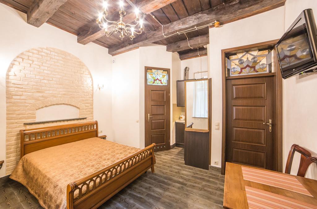 Apartment On Valova 16-2- 2 Minutes To Market Square Lviv Exterior photo