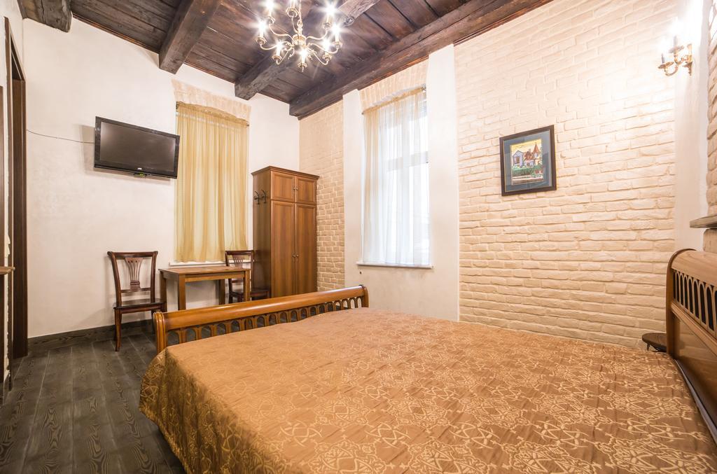 Apartment On Valova 16-2- 2 Minutes To Market Square Lviv Exterior photo